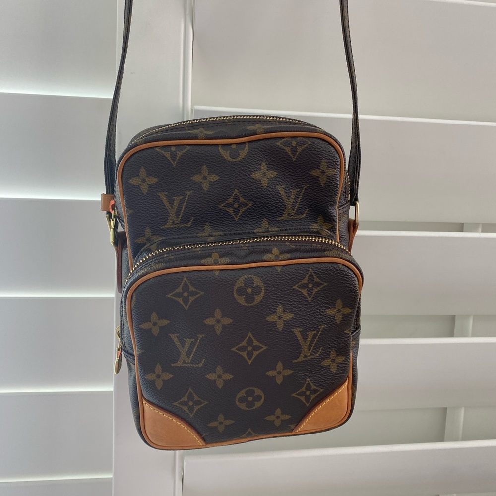 Louis Vuitton cross body- vintage. LIKE NEW!!